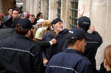 camiye-alinmayan-yasli-adamdan-basbakan-a-padisah-misin--515655